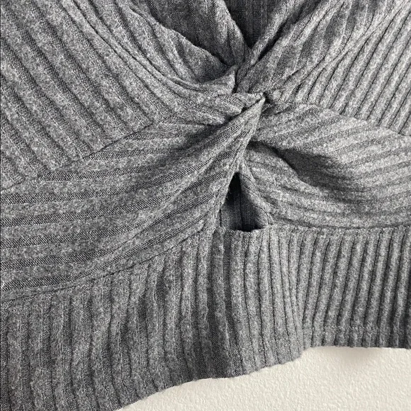 Abercrombie & Fitch Ribbed Knit Short Sleeve Crop Top | V Neck, Ruched/Keyhole - Picture 10 of 14